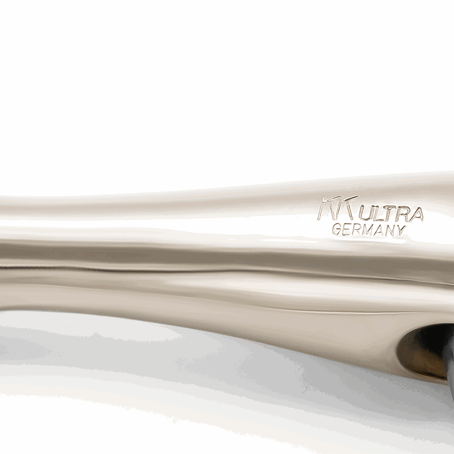 KK ULTRA 2-TYPE 16 mm Olivenkopftrense mit durchlaufenden Ringen - Sensogan | Praegung_KKUltra_Auschnitt.png | 1700896673